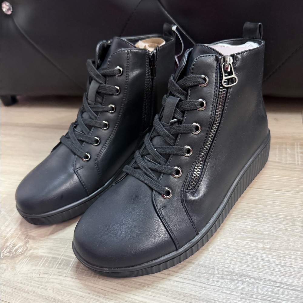 Easy Street Women's Black Lace-Up Boots